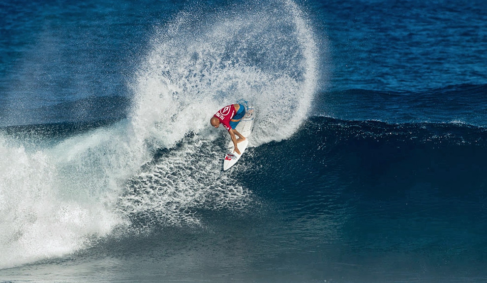 Alguém pode nos dizer quantos litros d'água o Slater jogou para fora dessa onda? Foto: Volcom