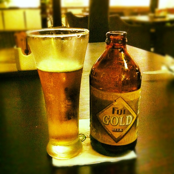 Raoni Monteiro e a cerveja de Fiji.