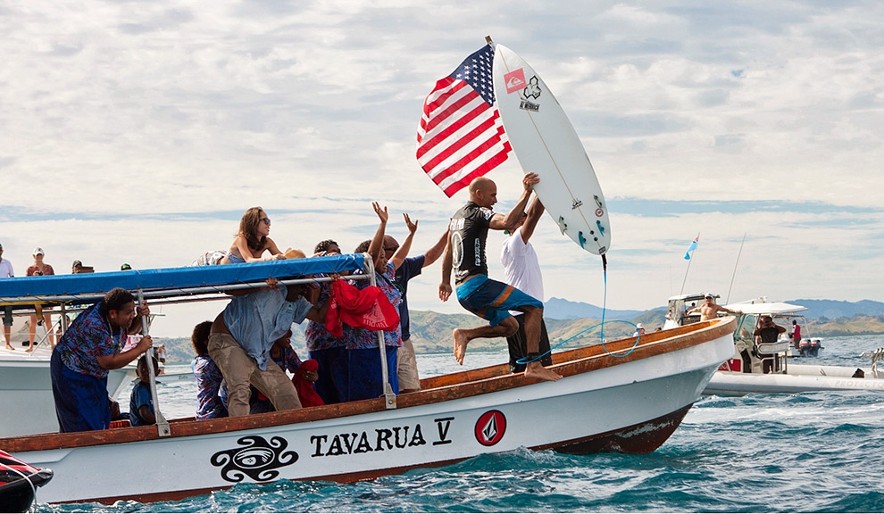 A volta olímpica de Slater, no barco com sua namorada e seus fãs fijianos. Foto: ASP