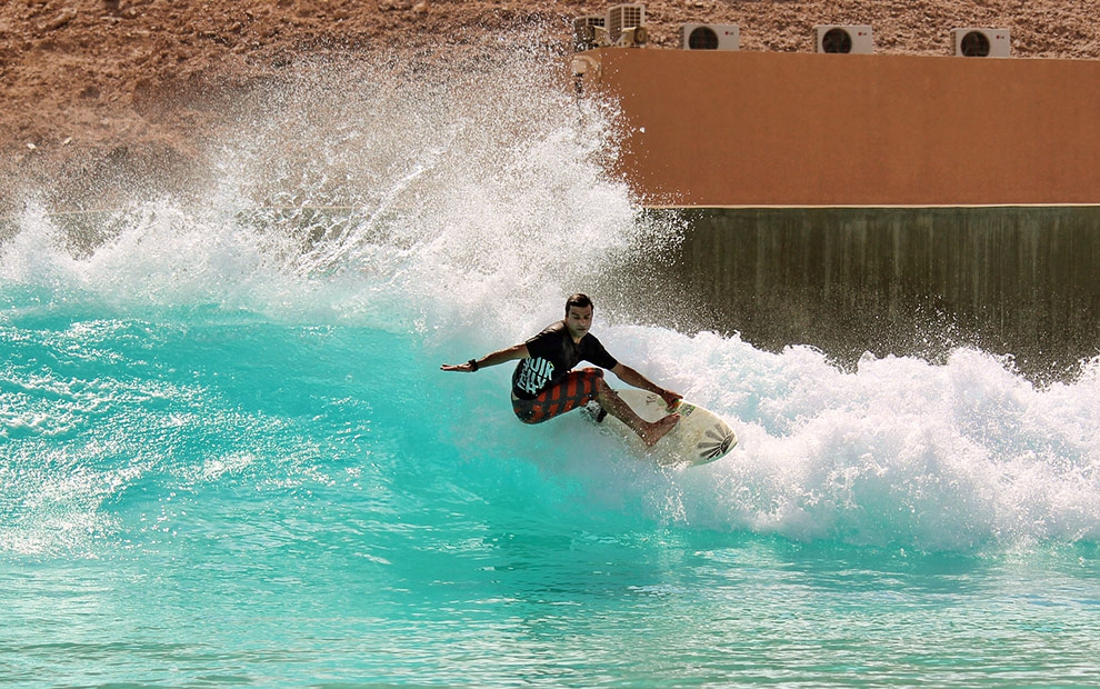 Essa é a única piscina de ondas no mundo que permite um surf de pressão sem a ajuda de um jetski.