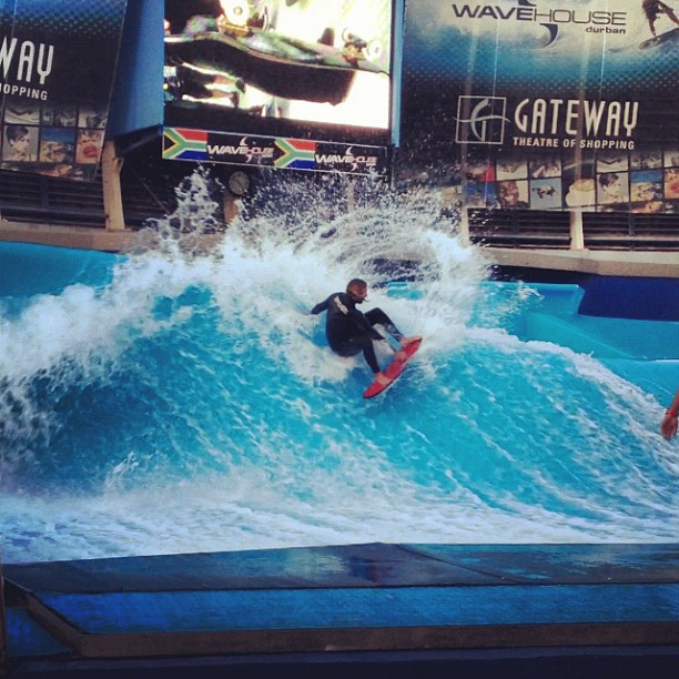 @mattwilko8 visitou a wave house em Durban e quebrou na piscina de ondas.