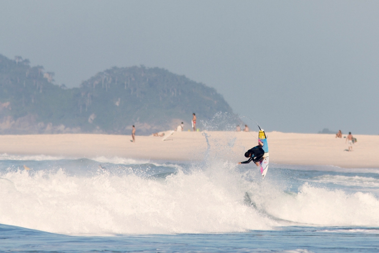 Um dos poucos lugares no Rio que possibilitam este ângulo de foto. Biel Garcia e o visual do Canto do Recreio, ambos invertidos! Foto: Luiz Blanco