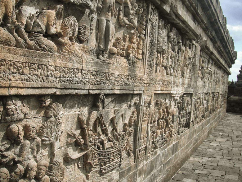 ...e em todas as paredes, milhares de imagens esculpidas contando uma história que eu não consegui decifrar, mas mesmo assim curti.