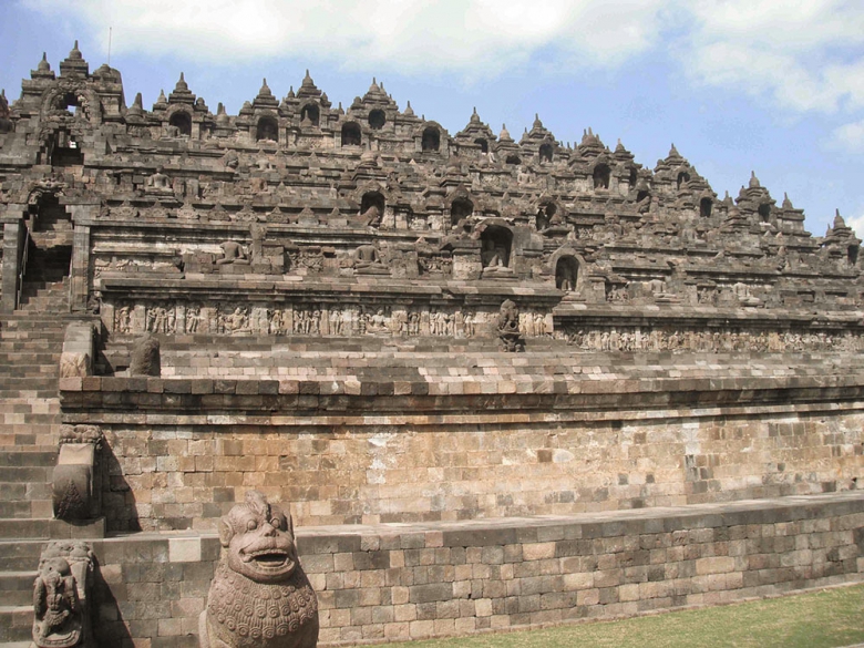 O templo é meio grande, construído com duas milhões de pedras...