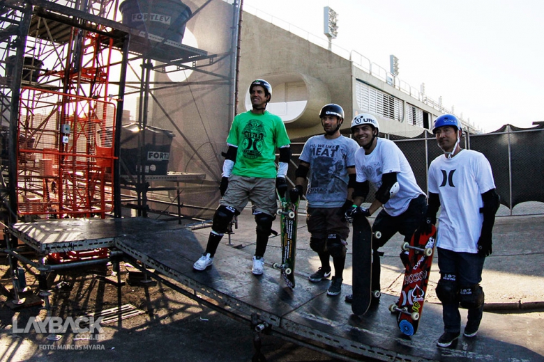 A fila do elevador: Bob Burnquist, Marcelo Kosake, Italo Peñarrubia e Lincoln Ueda