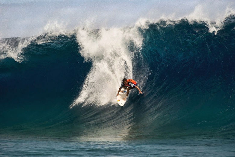 Adriano de Souza no melhor tubo do dia. Foto: ASP