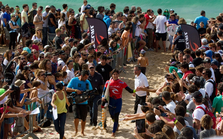 Gabriel Medina, ovacionado pela torcida na praia. Foto: ASP