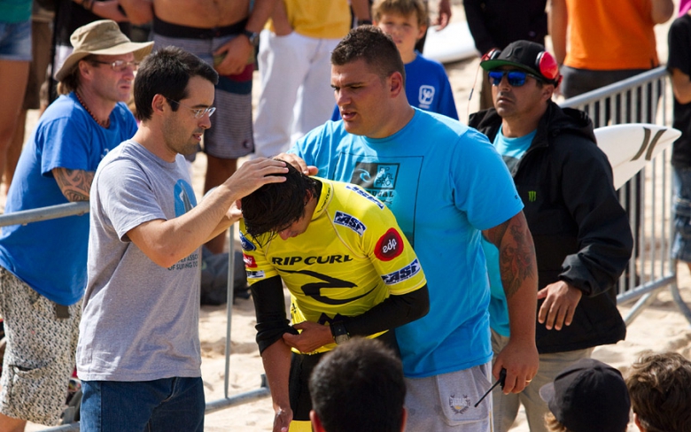 Miguel Pupo precisou levar alguns pontos na cabeça após um wipeout. Foto: ASP