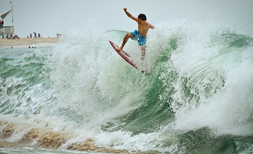 Como as ondas podem ser um pouco gordas, as vezes fica complicado achar a parede. Lucas Gomes mandando um airdrop para a areia seca. Foto: ©Andre Magarao