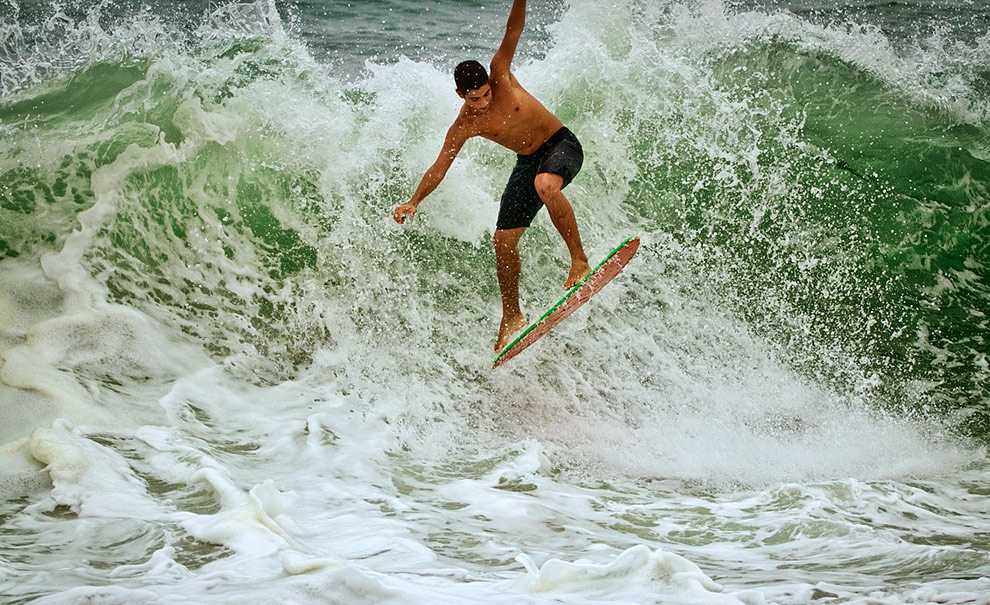 O airdrop é uma opção comum na Praia da Macumba. Nessa manobra, o skimmer da um ollie do lip da onda. Guilherme Vaz se jogando. Foto: ©Andre Magarao