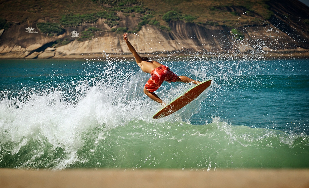 Guilherme Vaz em um aéreo de backside. As vezes, as ondas quebram bem na beira, e proporcionam boas rampas para voar. Foto: ©Andre Magarao