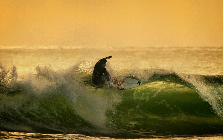 Diego Silva acabou de voltar da gringa, mas com essa luz típica dos fins de tarde da Califórnia, não deu nem pra perceber que estava surfando no Brasil de novo. Foto: Marcos Myara