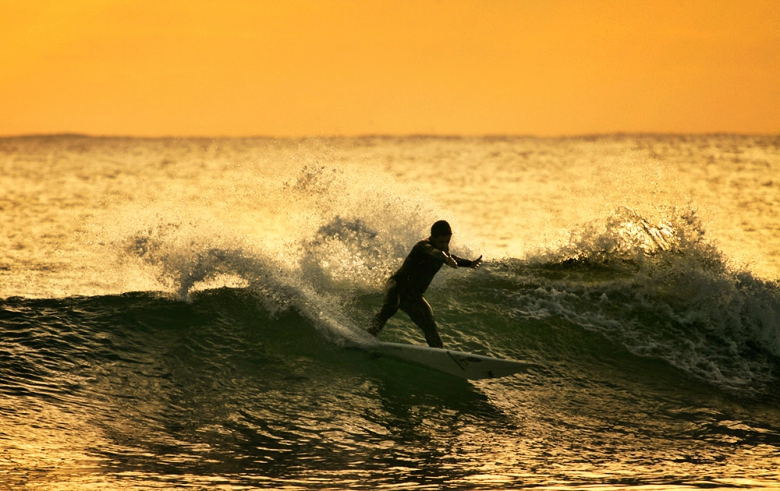 Filipe Bráz se divertiu tanto na marola que foi o último a sair d'água, já sem sol no horizonte. Foto: Marcos Myara