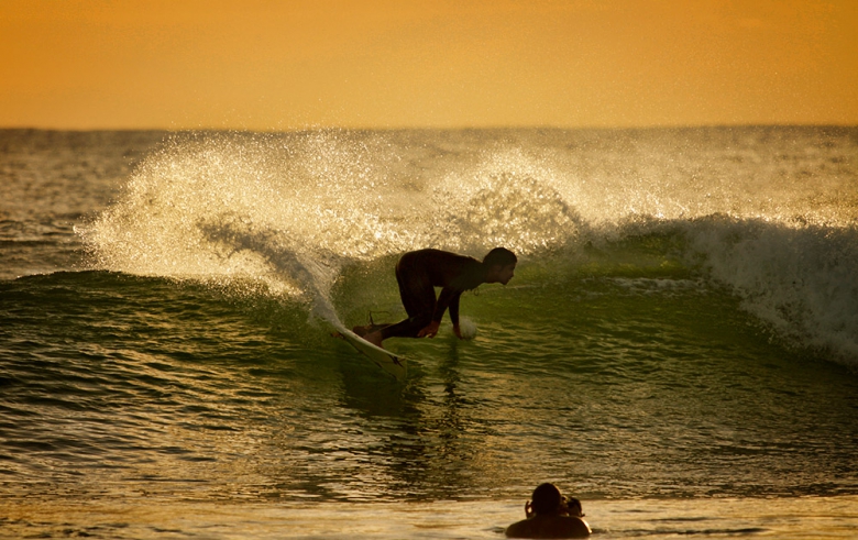 Rob Machado?! Não, é o Dieguinho mesmo... Essa foto não dá vontade de correr pra dentro d'água?