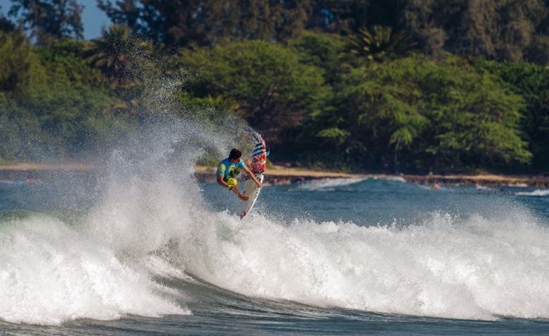 Gabriel Medina apostou nas esquerdas em Haleiwa. Foto: Kirstin