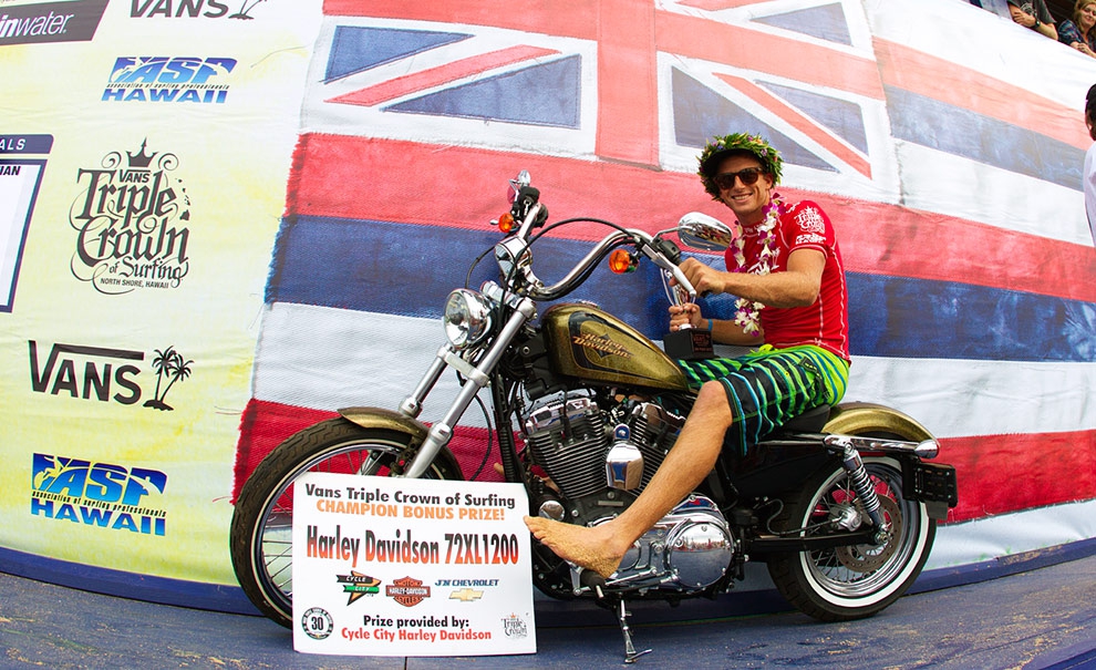 O havaiano Sebastian Zietz parece já estar amaciando o motor da Harley Davidson que servirá como premiação bônus para o vencedor do Vans Hawaiian Triple Crown. Com a vitória no Reef Hawaiian Pro e o terceiro lugar aqui, ele é o mais próximo do título. Foto: Kirstin
