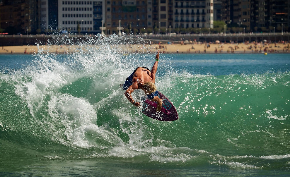Sam Stinnett se divertindo na maré cheia em San Sebastian. Foto: Andre Magarao