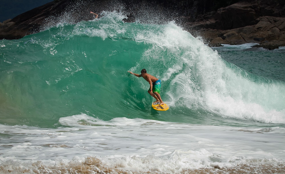 Leandro Azevedo em mais uma impressionante onda em Sununga. Foto: Andre Magarao