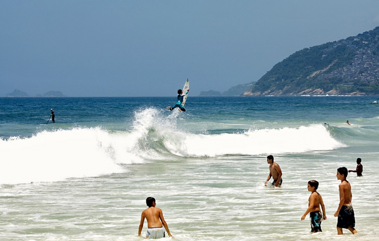 Thiaguinho Arraes lançando uma de suas especialidades, o Superman, na frente de alguns espectadores bem posicionados. Foto: Luiz Blanco