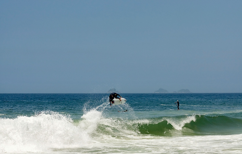 Sifu decolando alto de backside na beirinha. Foto: Luiz Blanco