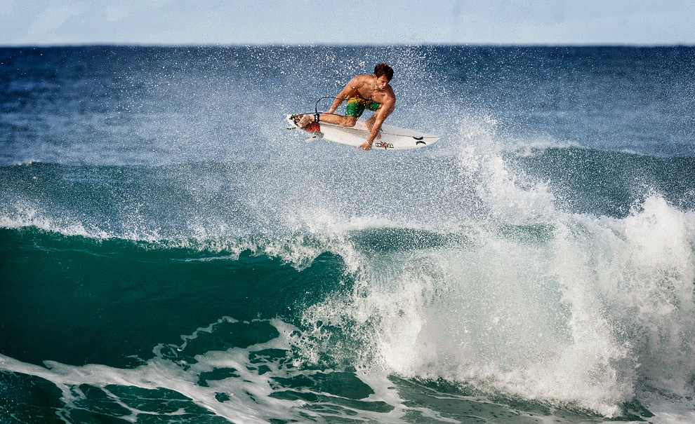 Alejo Muniz, de adesivo novo no bico mas com o mesmo surf progressivo de sempre. Kerrupt Flip na base em Off The Wall.