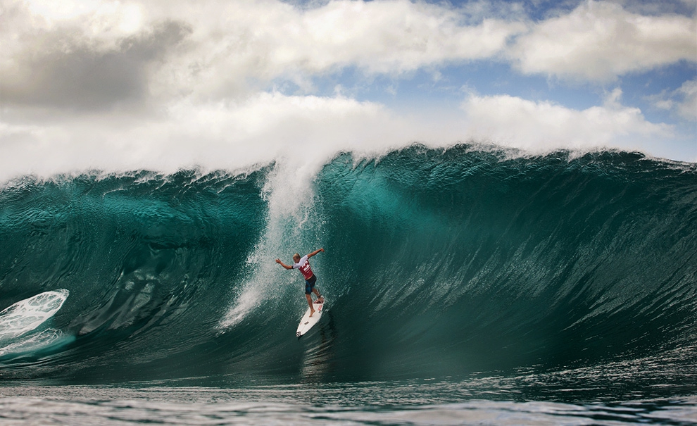 O campeão do Vans World Cup of Surfing, Adam Melling, protagonizou um dos wipeouts mais tensos do dia, mas no final levou a melhor em cima de Bruce Irons. Foto: Cestari 