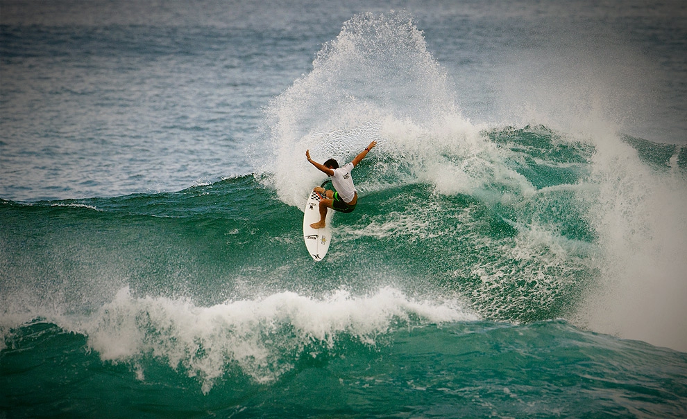 Alejo Muniz se garantindo com um power surf surpreendente e um timing perfeito para Sunset. Foto: Kirstin