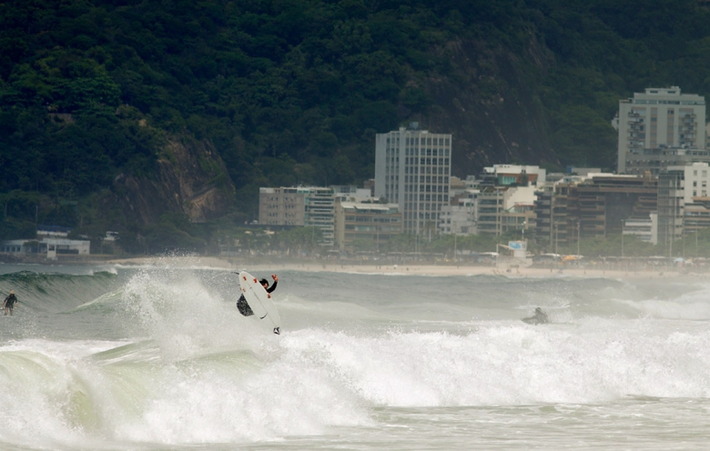 Sifu enquadrado pelo visual que compensa as condições de surf em Ipanema. Foto: Luiz Blanco