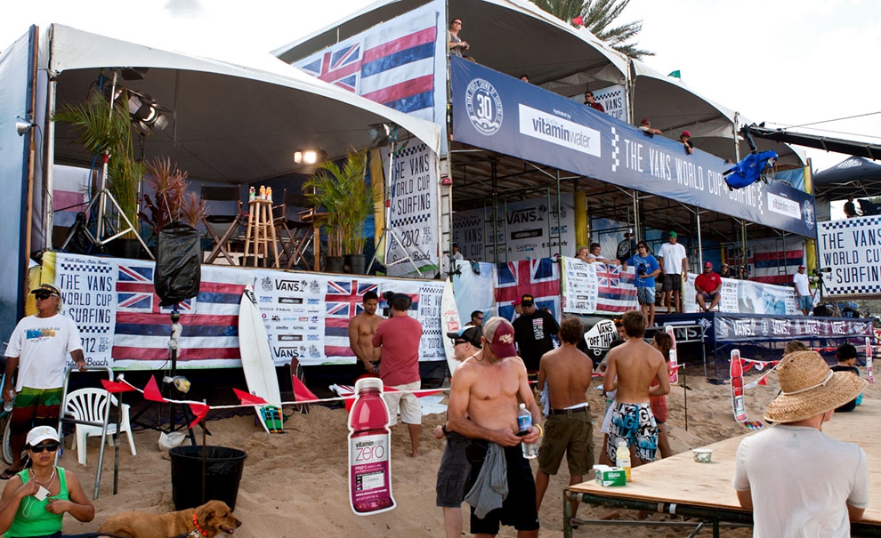 O swell deve continuar por mais um dia e o Vans World Cup 2012, com apenas mais 32 surfistas na competição, provavelmente será finalizado nas próximas 24 horas. Foto: Cestari