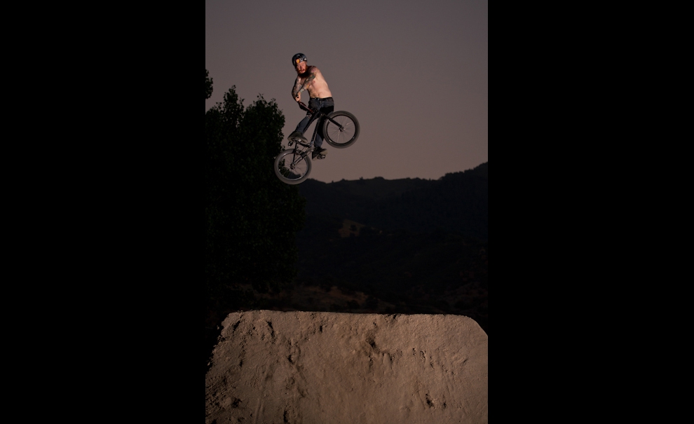 Andy Sweet em uma session de Dirt Jump no fim de tarde. Foto: Andre Magarao