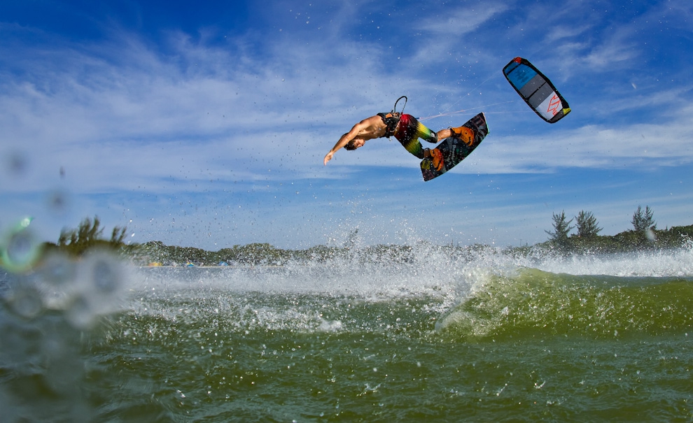 Diferente do que muitos pensam, o kite deve ficar próximo à água, puxando o rider para frente e não para cima. Foto: Andre Magarao