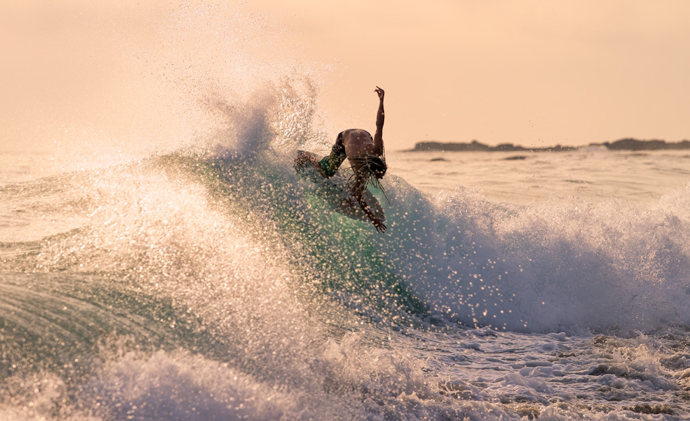 Austin Keen é um dos muitos skimmers que se mudaram para Laguna Beach por causa das ondas. Foto: Andre Magarao