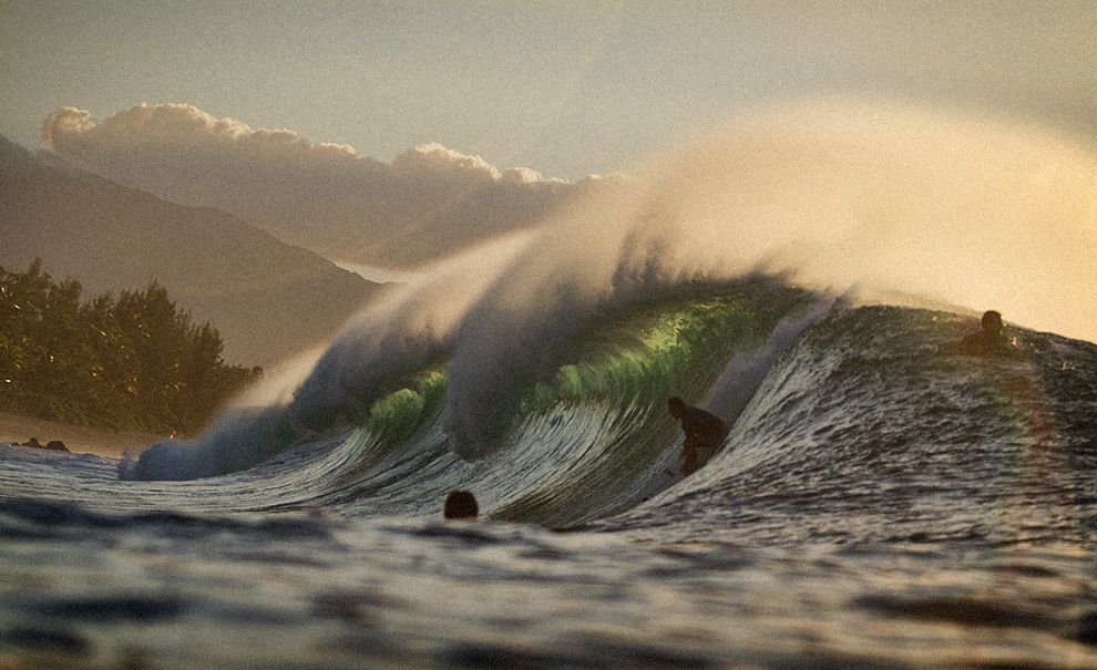 Fim de tarde, terral, Pipeline. Não tem muito como isso dar errado para Caio Ibelli. Nem para o fotógrafo Marcio Luiz!