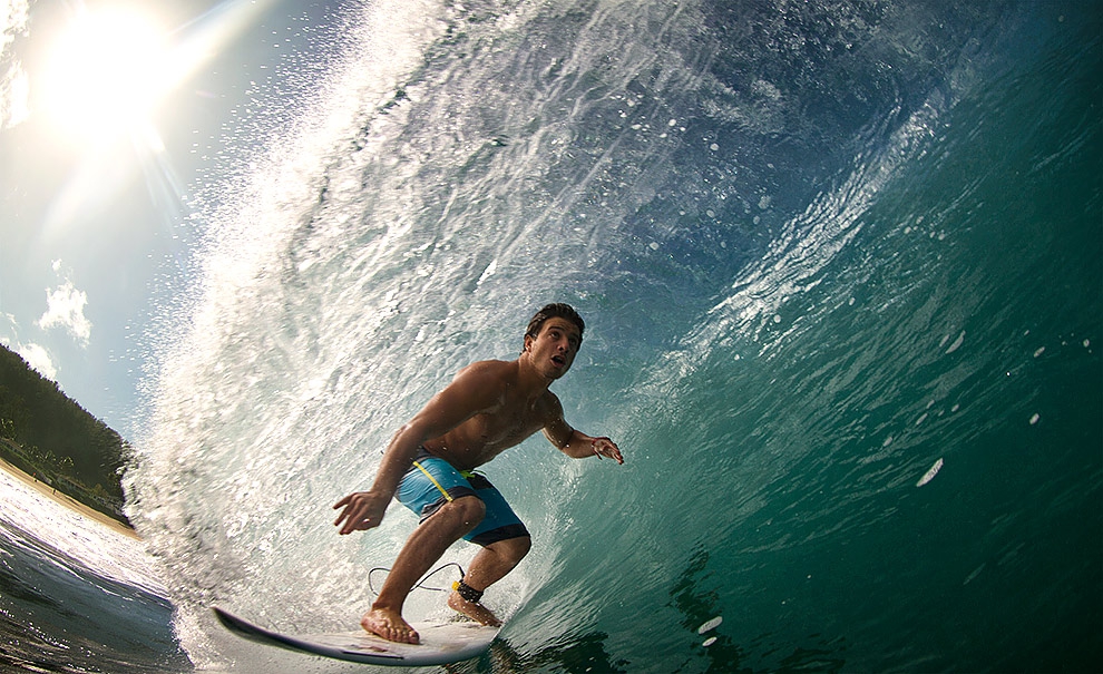 Ricardinho acumulando mais milhagem de tubos em Pipeline. Foto: Marcio Luiz