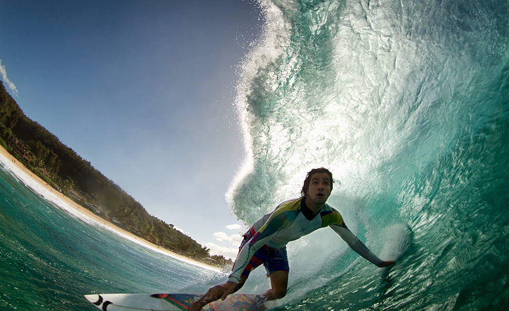 Fazer isso em Pipeline fica cada vez mais fácil para Diego Silva. Este ano, Dieguinho teve a oportunidade de surfar Jaws na remada e cada vez fica mais confortável nas ondas grandes. Foto: Marcio Luiz