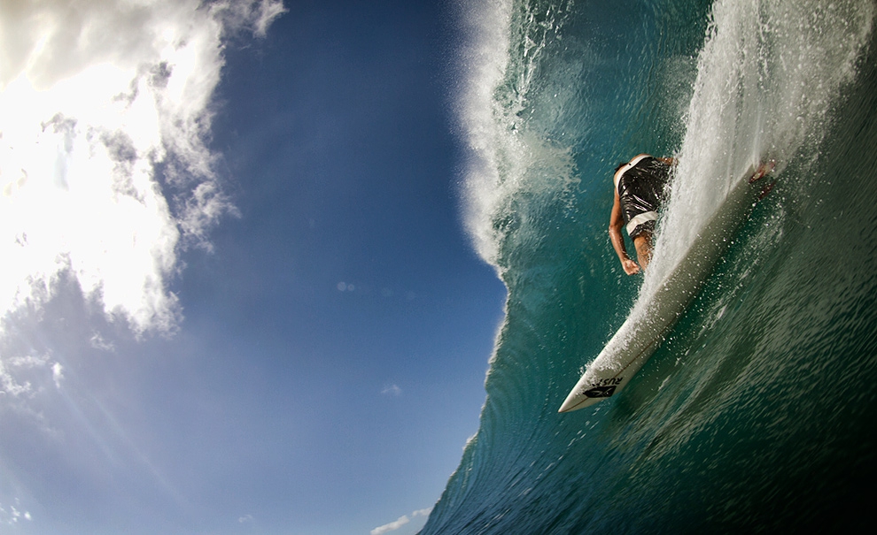 Felipe Cesarano, o Gordo, é famoso por colocar pra baixo em todo tipo de onda. Aqui, o fotógrafo Marcio Luiz registrou exatamente isso.