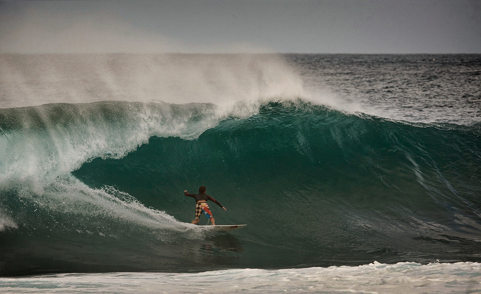 O guarujaense Jessé Mendes vinha fazendo ótima campanha no QS do ano passado, até ela ser interrompida por uma lesão no tornozelo. De volta à água no fim do ano, Jessé conseguiu chegar às semifinais do Vans World Cup of Surfing e promete muito este ano. Foto: André Portugal