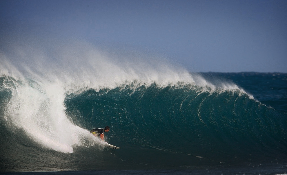 O havaiano Kaimana Jaquias faz a escolha certa em um dia de poucas ondas para o lado de Pipeline. Foto: Bielmann/Volcom