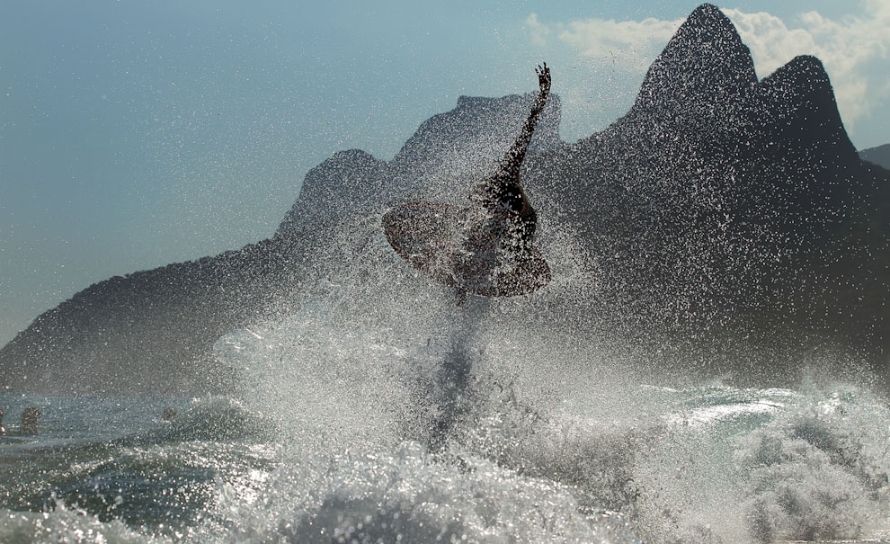 Enquanto as ondas estão ruins para o surf, e quebrando muito perto da beira, os skimboarders aproveitam. Guilherme Vaz em um aéreo de backside. Foto: Andre Magarao