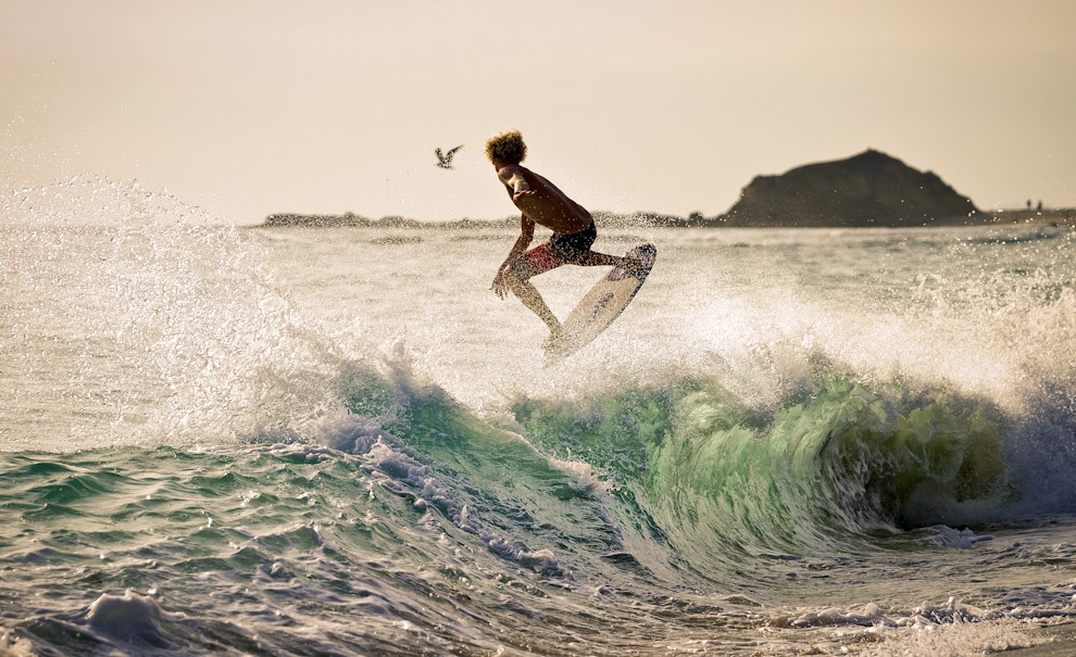 Quando a maré ainda está mais cheia, é normal as ondas ficarem boas para aéreos. Blair Conklin em um aéreo de backside. Foto: Andre Magarao