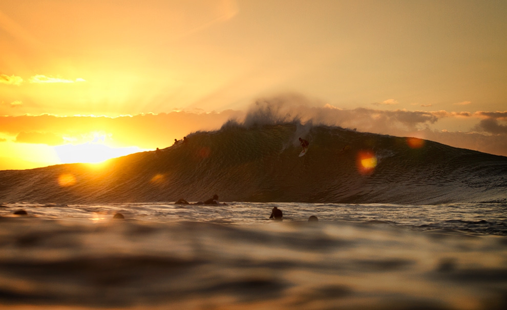 Outra cena mais do que conhecida do inverno havaiano: um fim de tarde de altas ondas com um pôr-do-sol cinematográfico em Pipeline. Uma foto que nunca será ultrapassada. Foto: Marcio Luiz
