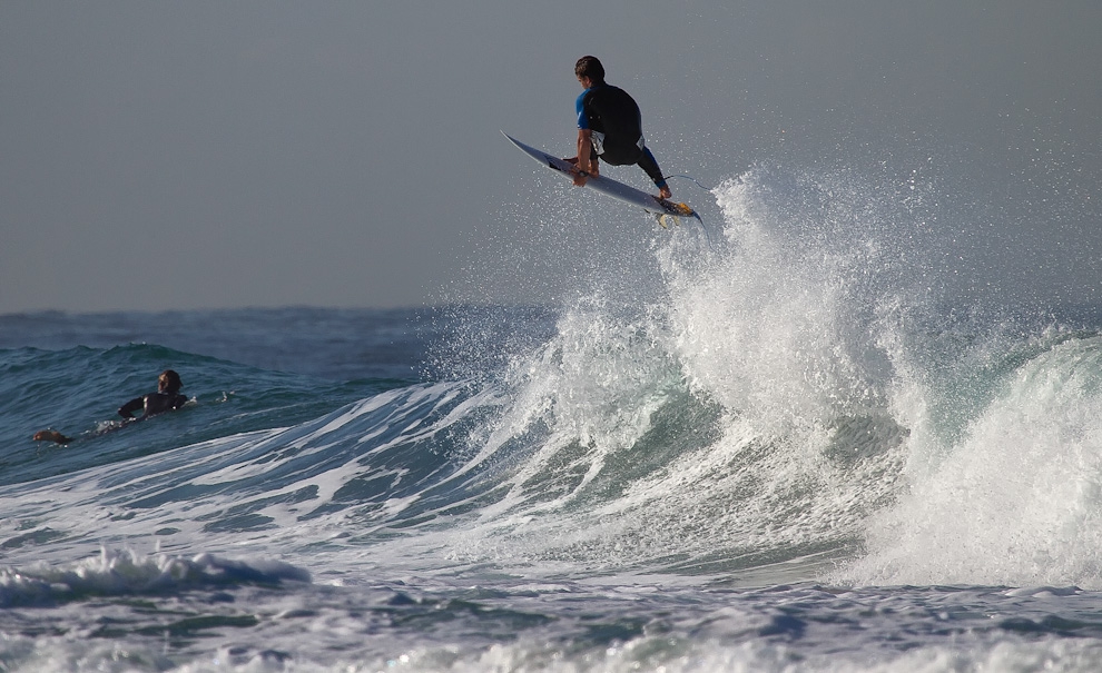 Jerônimo Vargas costuma gostar de passar umas sessões de double grab. O freesurfer representante da Barra da Tijuca ajudou a manter o alto nível de surf dentro d'água. Foto: Andre Magarao