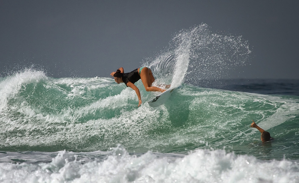 Malia Manuel realmente parecia estar se divertindo nestas ondas... E quem a assistia também. Foto: Andre Magarao