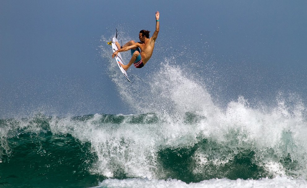 Jordy Smith foi um dos mais impressionantes na sessão de freesurf de hoje. Além de suas rasgadas pesadíssimas, ele era um dos que estavam tentando aéreos impossíveis na água. Foto: Andre Magarao