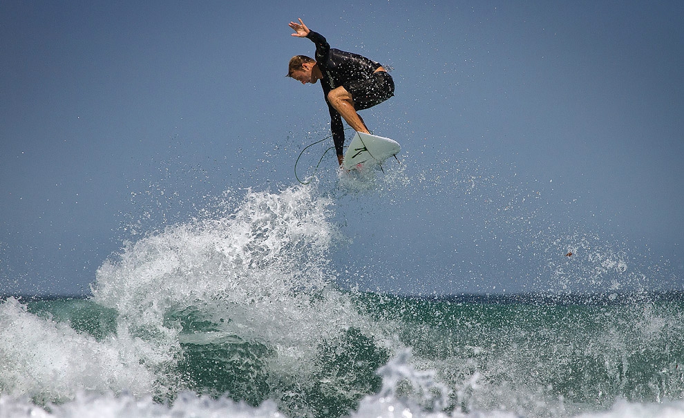 Josh Kerr chegou tarde na épica session do dia 7. Mas, correu atrás do prejuízo e acertou variações de aéreos para todos os lados. Aqui, de Indy Grab. Foto: Andre Magarao