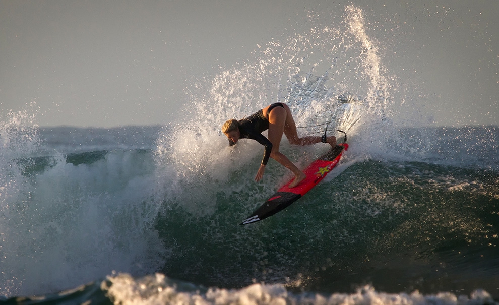 Alguém se importa com uma presença feminina? Laura Enever chegou até as quartas de final no Girls Rio Pro e, no primeiro dia de evento, ela fez bonito também em uma free session antes de sua bateria. Foto: Andre Magarao