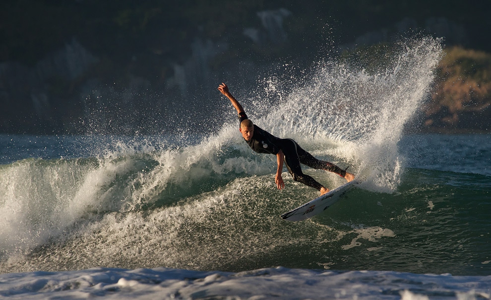 Mick Fanning tirando projeção sabe deus de onde pra não sujar a imagem de sua marca registrada em uma pequena porém bonita marola do Postinho. Foto: Andre Magarao