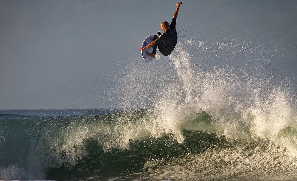 Há quem diga que Mick Fanning pode parecer previsível. A altura deste aéreo, por outro lado, é tudo menos isso. Coincidência? Foto: Andre Magarao