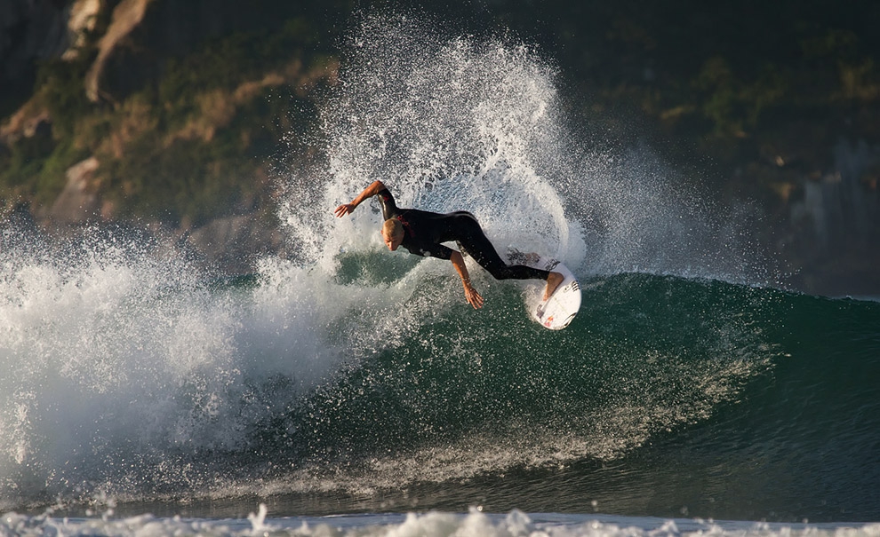 É isso que acontece quando uma parede limpa aparece na frente de Mick Fanning, não importa o tamanho! Foto: Andre Magarao