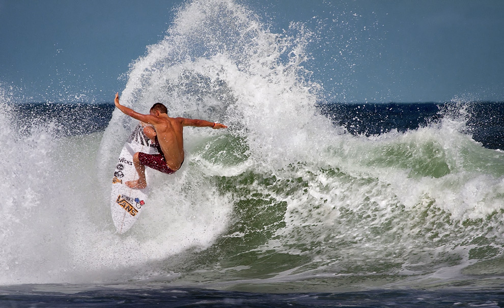 Não é de hoje que Patrick Gudauskas surfa bem as ondas do Postinho. Mas não é só no ar que o californiano faz seu nome! Foto: Andre Magarao